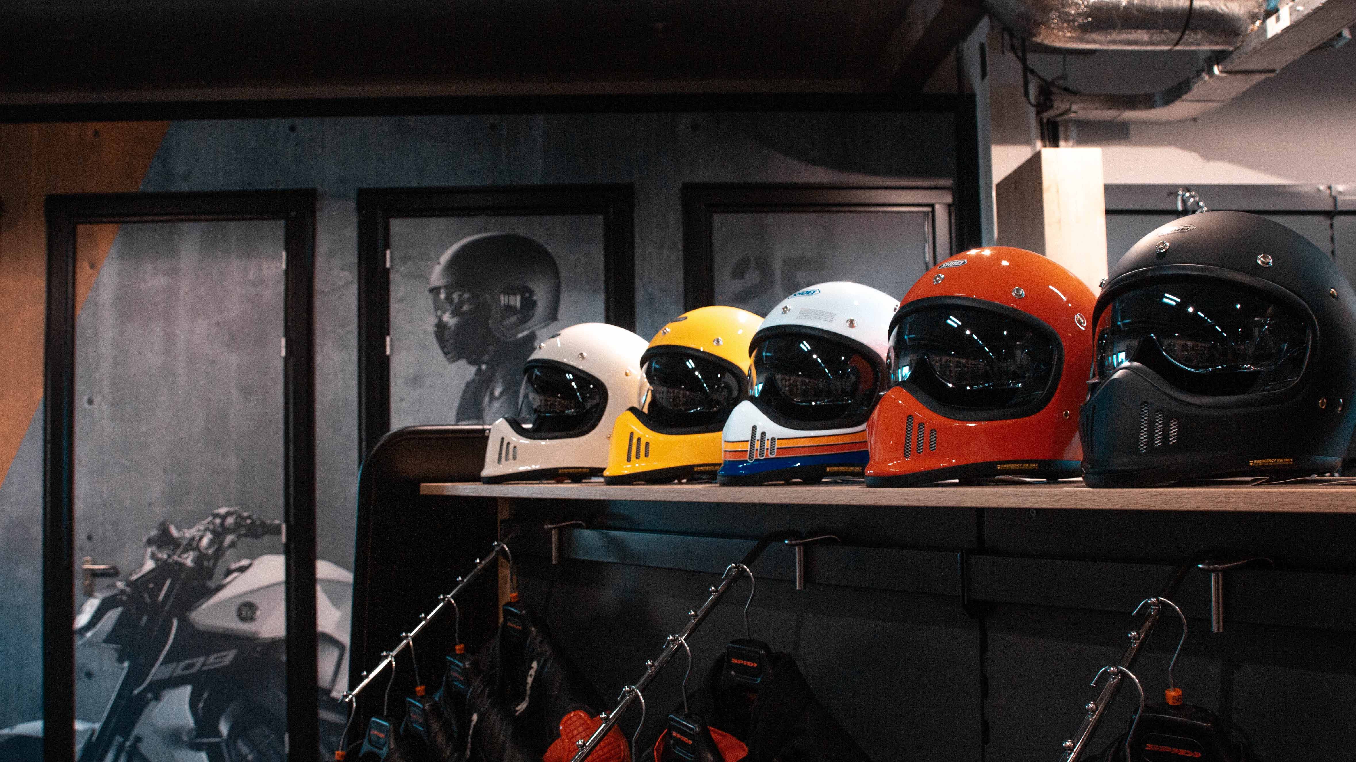 hoe lang gaat een motorhelm mee?
