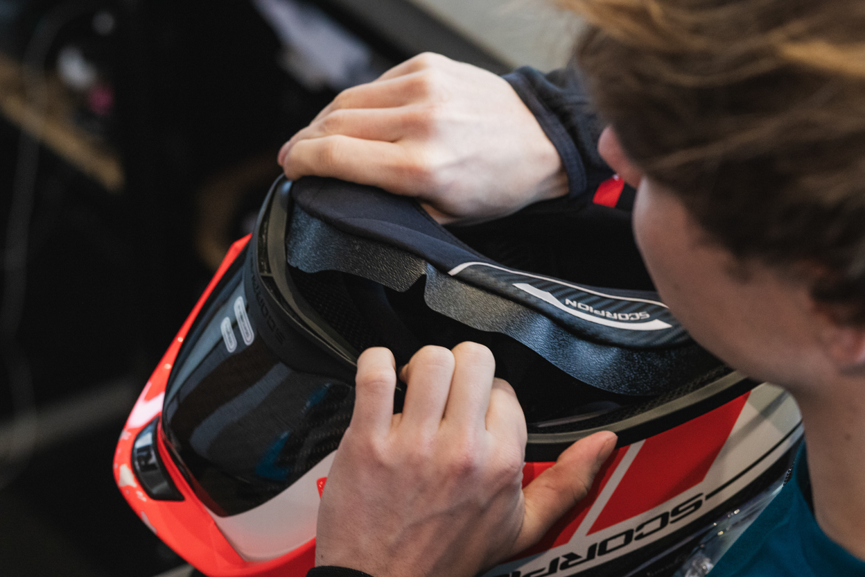 Demontage van de helm
